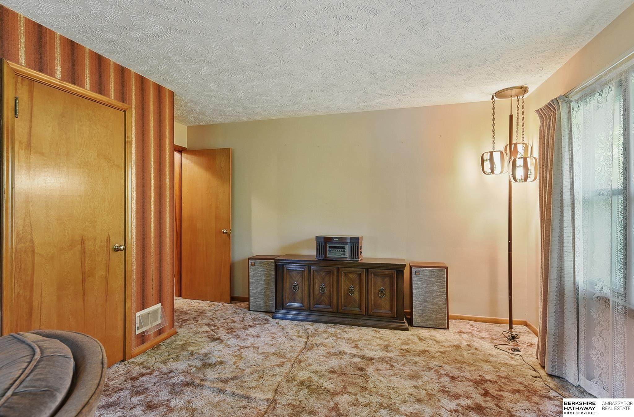 Omaha, Nebraska 68107, United States, 2 Bedrooms Bedrooms, ,2 BathroomsBathrooms,Residential,Pending,141407