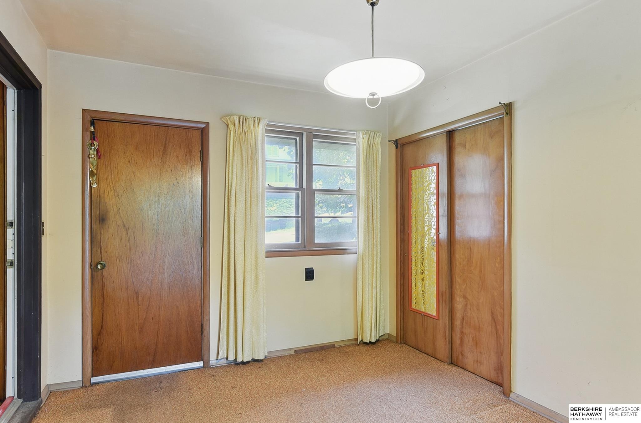 Omaha, Nebraska 68107, United States, 2 Bedrooms Bedrooms, ,2 BathroomsBathrooms,Residential,Pending,141407