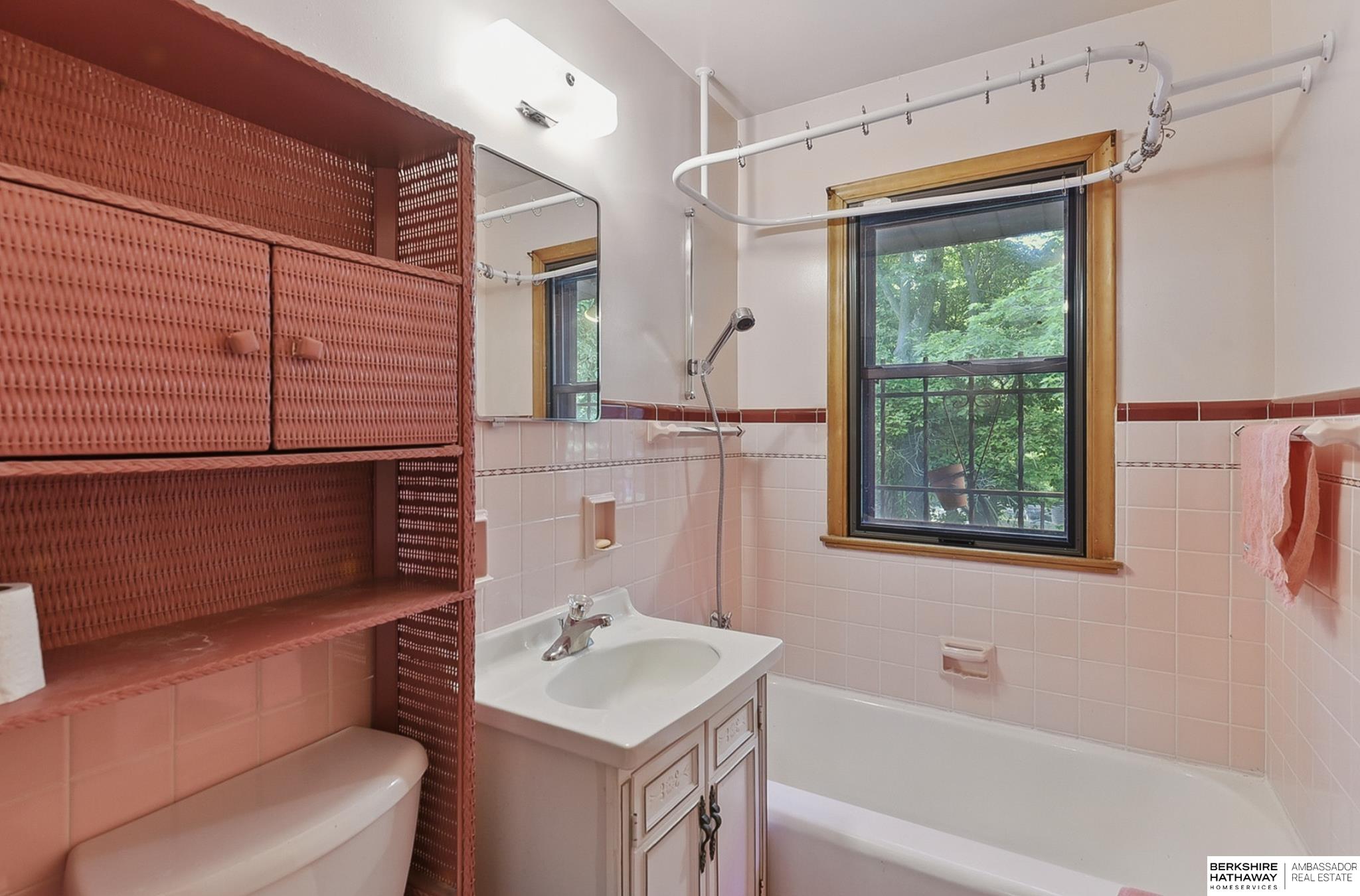 Omaha, Nebraska 68107, United States, 2 Bedrooms Bedrooms, ,2 BathroomsBathrooms,Residential,Pending,141407