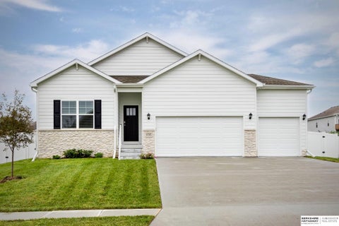 Photo of 6303 Clear Creek Street, Papillion, NE 68157 (MLS # 22628591)