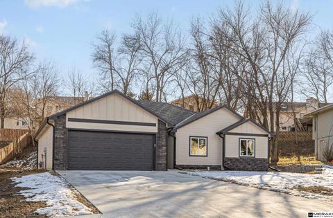 Photo of 2711 Lynnwood Drive, Bellevue, NE 68123 (MLS # 22603474)