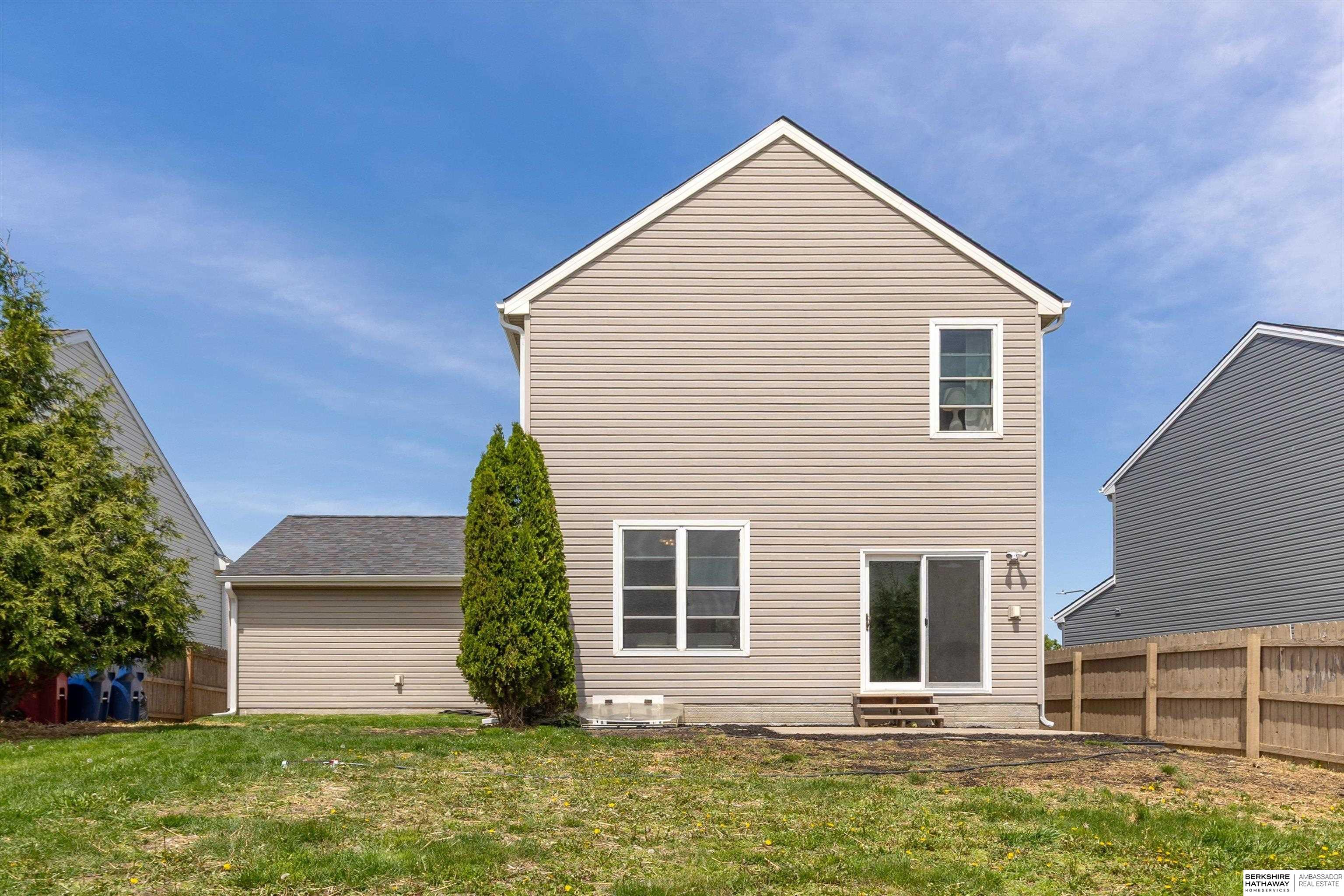 Bennington, Nebraska 68007, United States, 3 Bedrooms Bedrooms, ,3 BathroomsBathrooms,Residential,Pending,124951