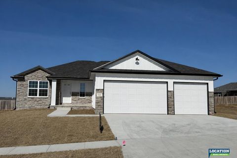 Photo of 7622 Vera Drive, Lincoln, NE 68516 (MLS # 22604968)