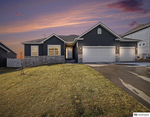 Photo of 5213 Lynnwood Drive, Papillion, NE 68046 (MLS # 22607316)