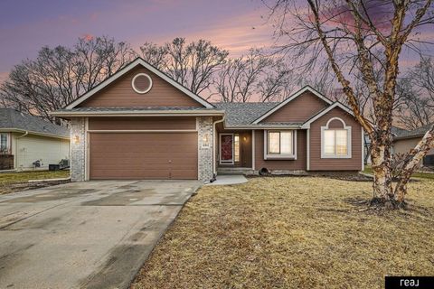 Photo of 604 Castle Pine Drive, Papillion, NE 68133 (MLS # 22603349)