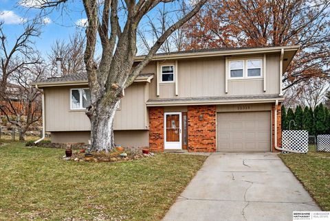 Photo of 15319 Sarpy Circle, Omaha, NE 68137 (MLS # 22535000)