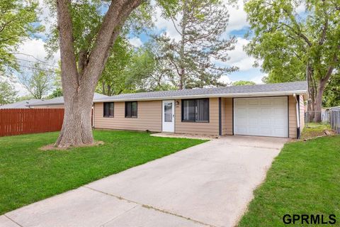 Photo of 1921 Donald Street, Lincoln, NE 68505 (MLS # 22605465)