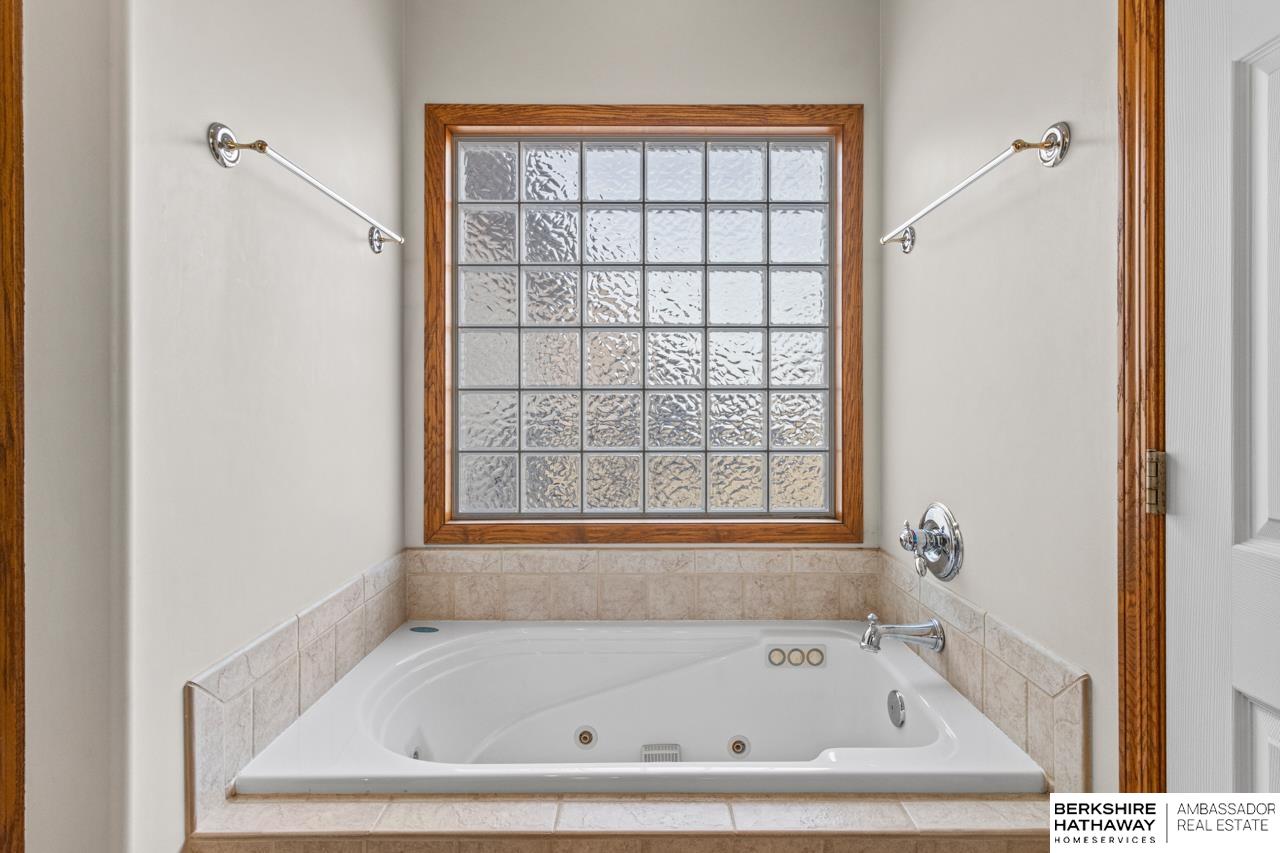 Council Bluffs, Nebraska 51503, United States, 5 Bedrooms Bedrooms, ,4 BathroomsBathrooms,Residential,Active,96817