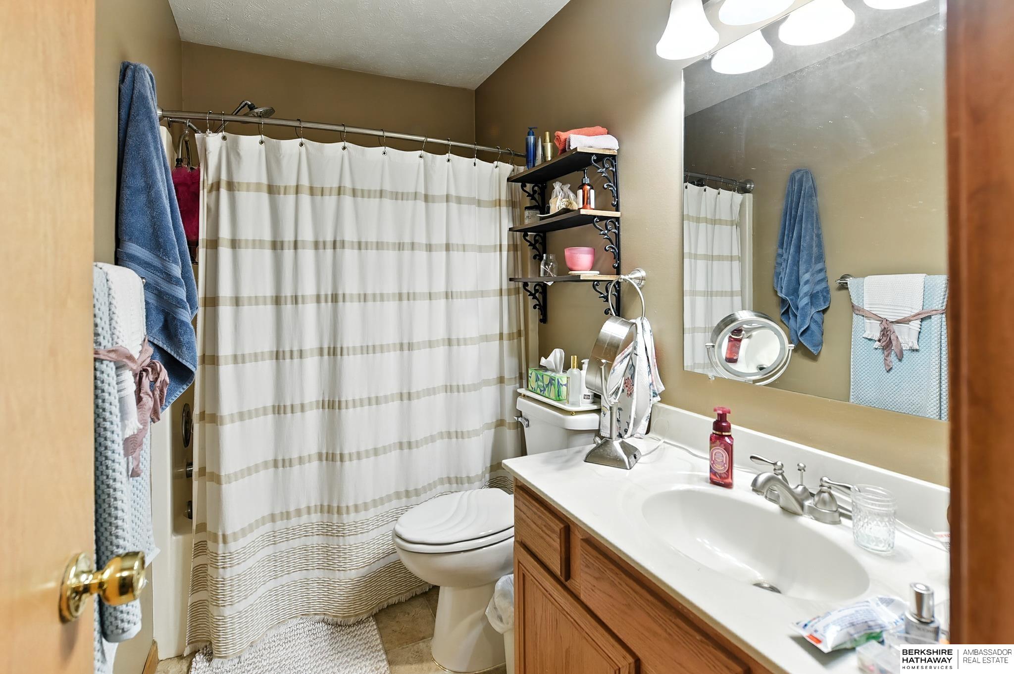 Lincoln, Nebraska 68521, United States, 3 Bedrooms Bedrooms, ,2 BathroomsBathrooms,Residential,Pending,203084