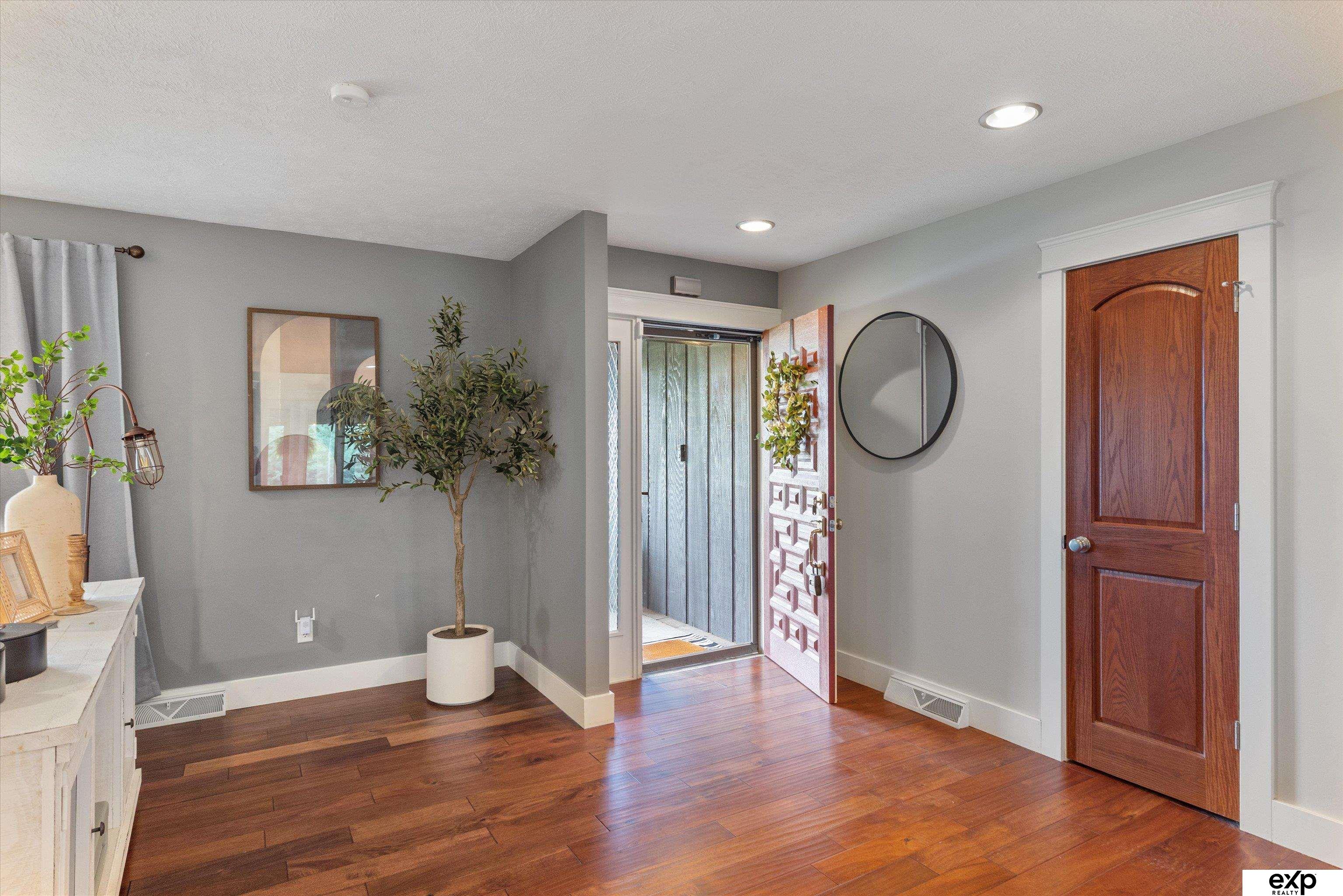 Omaha, Nebraska 68124, United States, 3 Bedrooms Bedrooms, ,2 BathroomsBathrooms,Residential,Active,204655