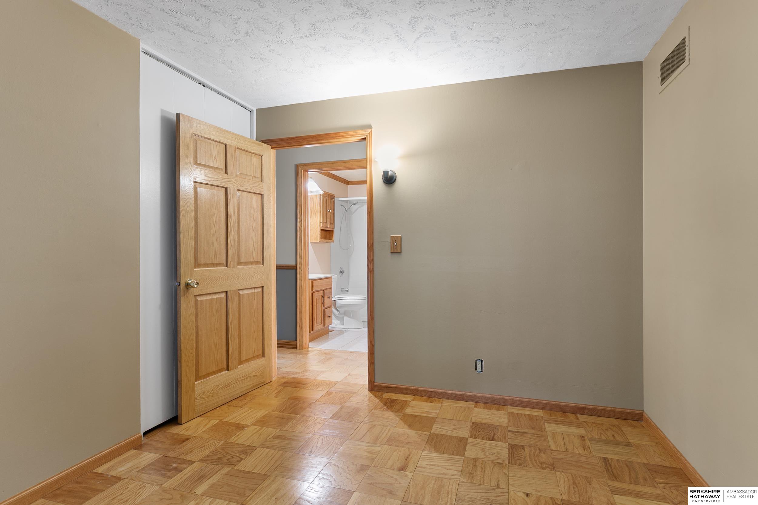 Lincoln, Nebraska 68505, United States, 3 Bedrooms Bedrooms, ,2 BathroomsBathrooms,Residential,Pending,254602