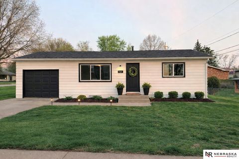 Photo of 8107 Beechwood Drive, Lincoln, NE 68510 (MLS # 22610095)