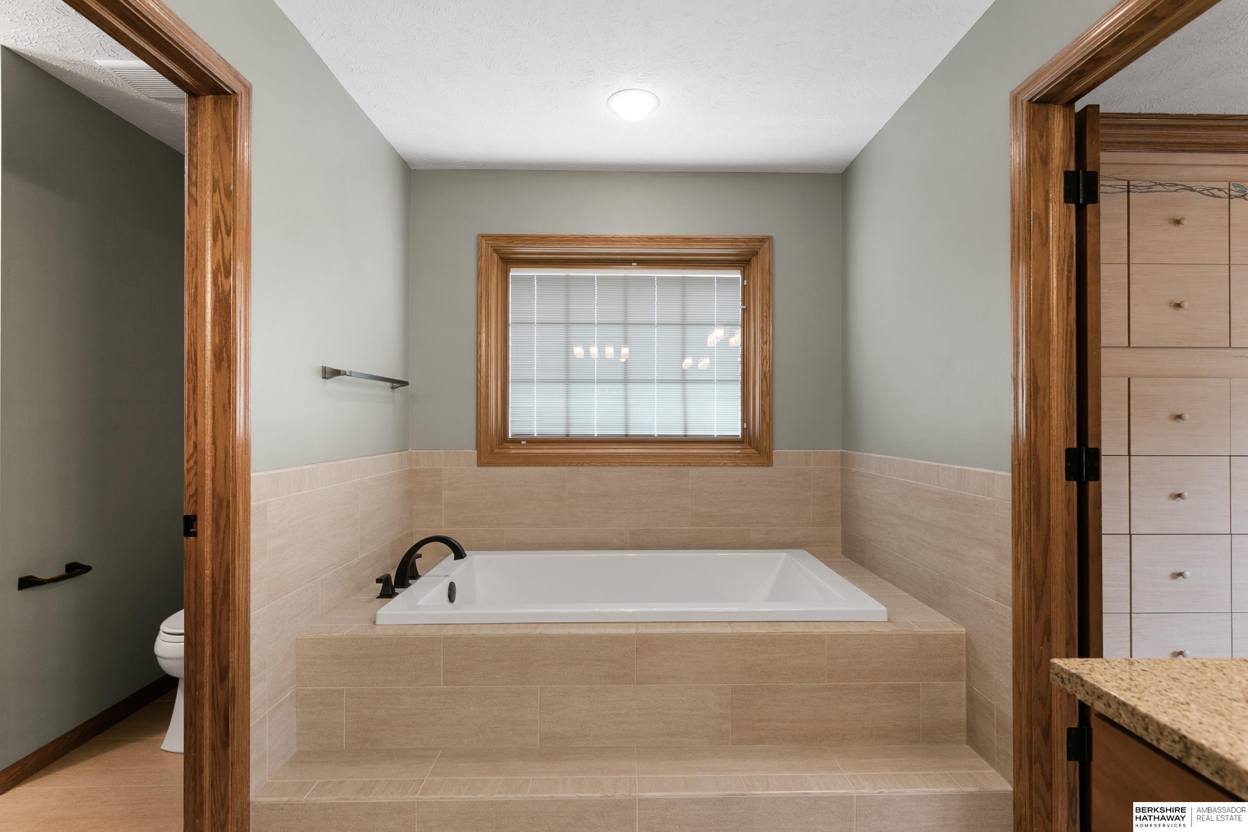 Lincoln, Nebraska 68510, United States, 4 Bedrooms Bedrooms, ,3 BathroomsBathrooms,Residential,Active,160081