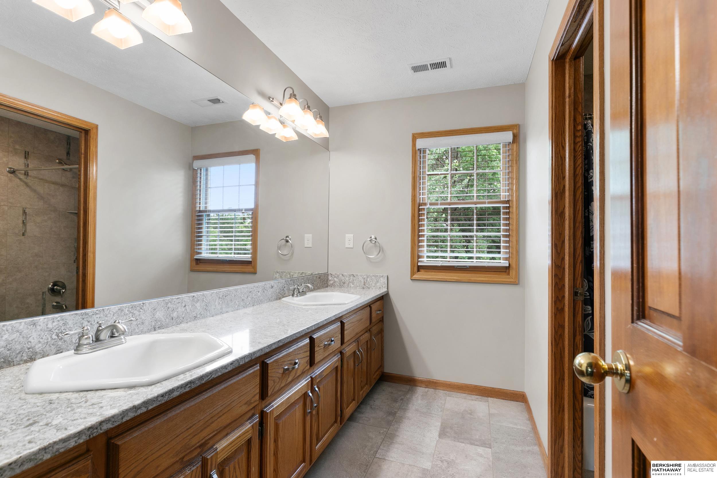 Lincoln, Nebraska 68510, United States, 4 Bedrooms Bedrooms, ,3 BathroomsBathrooms,Residential,Active,160081