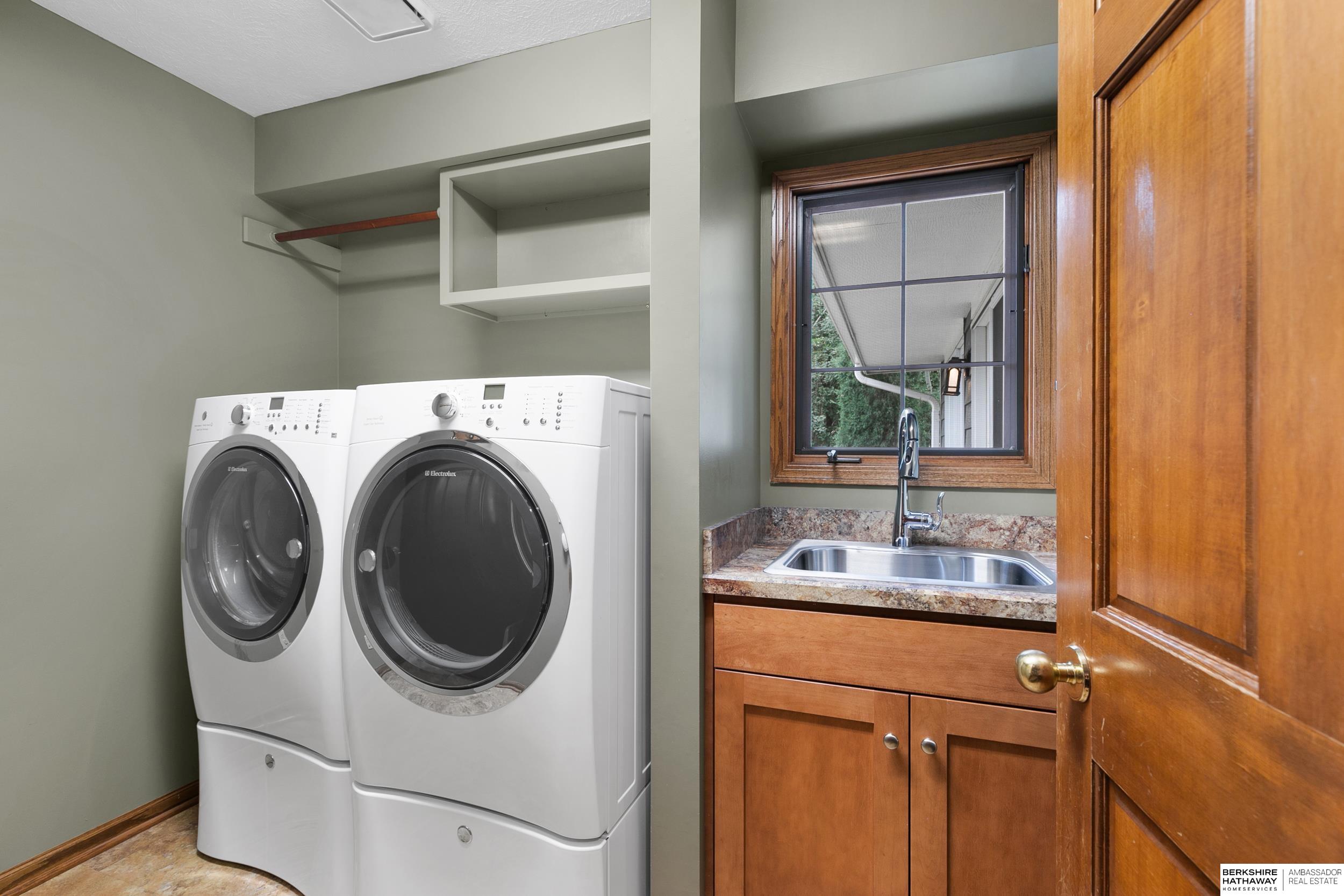 Lincoln, Nebraska 68510, United States, 4 Bedrooms Bedrooms, ,3 BathroomsBathrooms,Residential,Active,160081