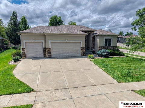Photo of 6205 Thompson Creek Boulevard, Lincoln, NE 68516 (MLS # 22624705)