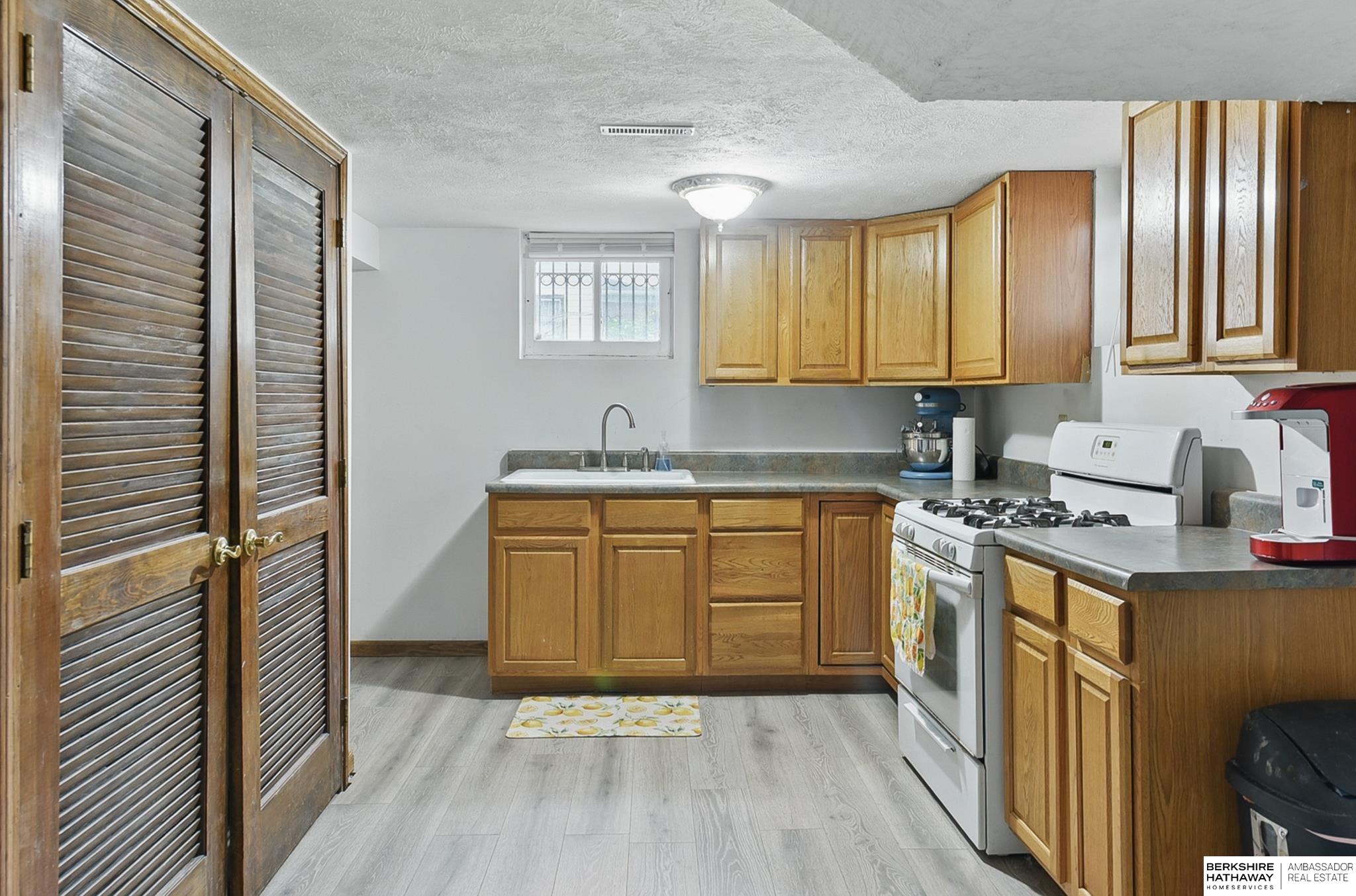 Omaha, Nebraska 68112, United States, 3 Bedrooms Bedrooms, ,2 BathroomsBathrooms,Residential,Pending,135902