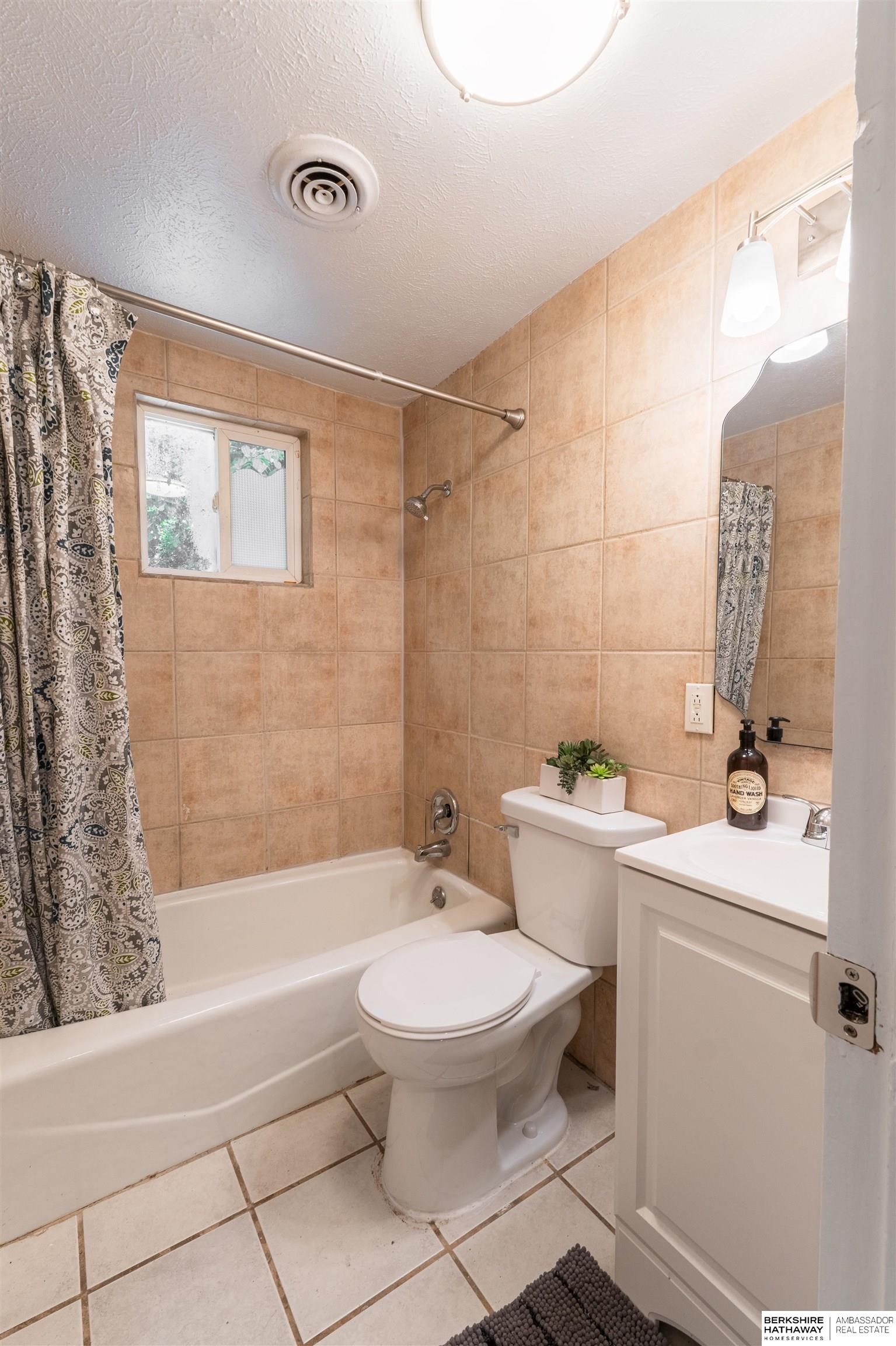 Omaha, Nebraska 68111, United States, 2 Bedrooms Bedrooms, ,1 BathroomBathrooms,Residential,Pending,162806