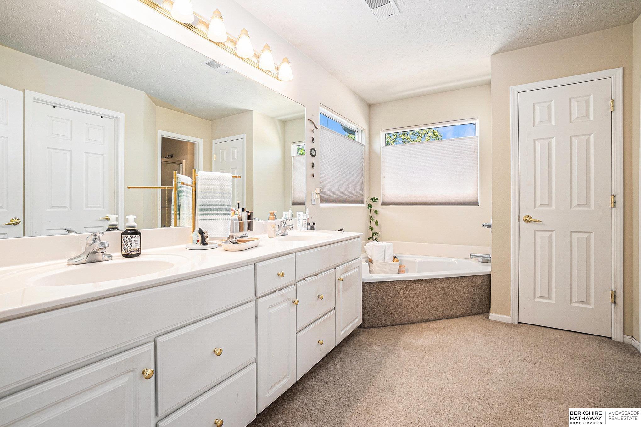 Omaha, Nebraska 68135, United States, 5 Bedrooms Bedrooms, ,3 BathroomsBathrooms,Residential,Active,175524