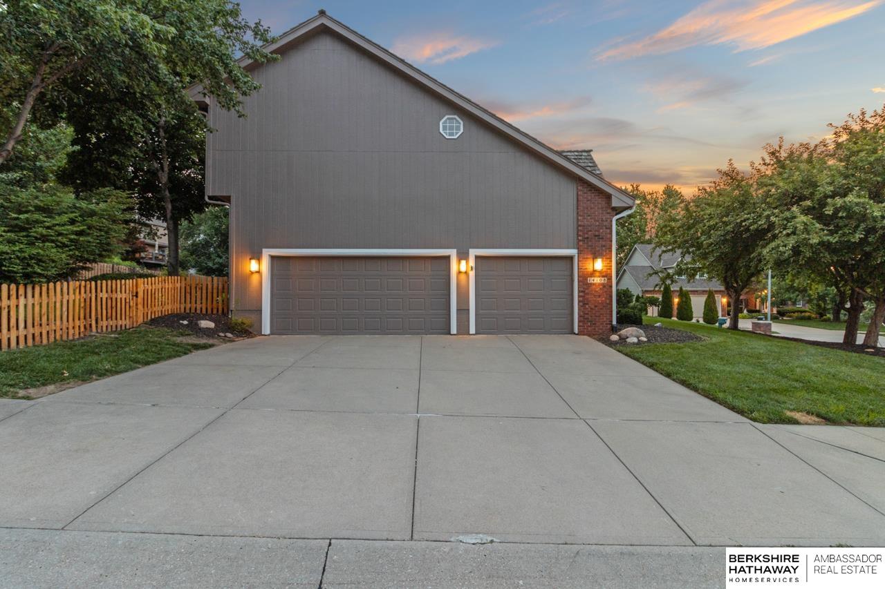 Omaha, Nebraska 68184, United States, 4 Bedrooms Bedrooms, ,3 BathroomsBathrooms,Residential,Pending,154833