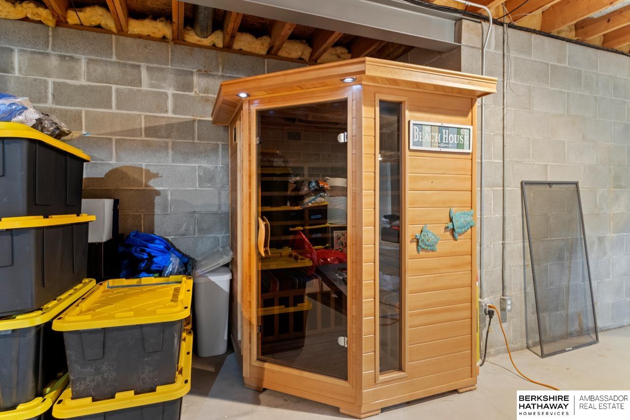 Omaha, Nebraska 68184, United States, 4 Bedrooms Bedrooms, ,3 BathroomsBathrooms,Residential,Pending,154833