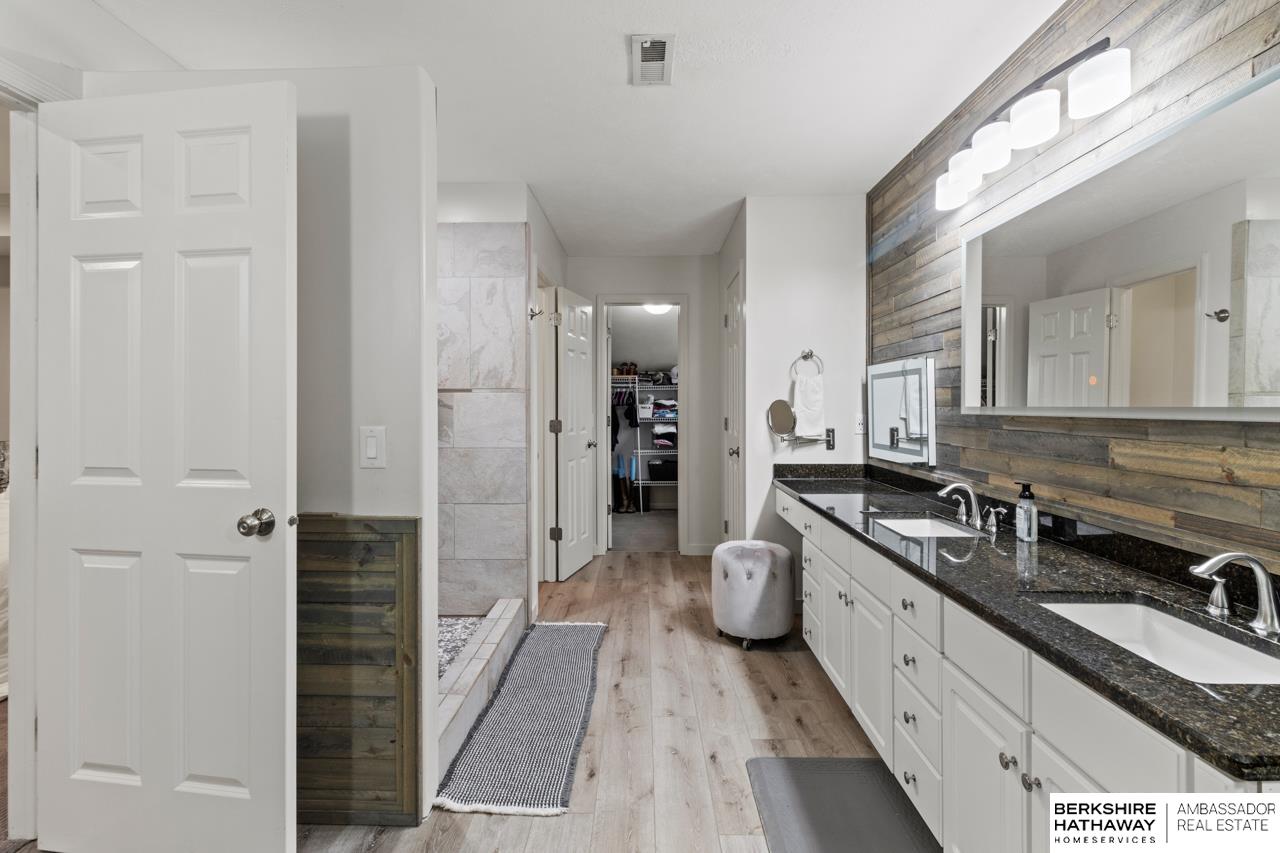 Omaha, Nebraska 68184, United States, 4 Bedrooms Bedrooms, ,3 BathroomsBathrooms,Residential,Pending,154833