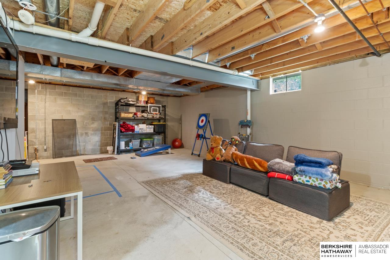 Omaha, Nebraska 68184, United States, 4 Bedrooms Bedrooms, ,3 BathroomsBathrooms,Residential,Pending,154833