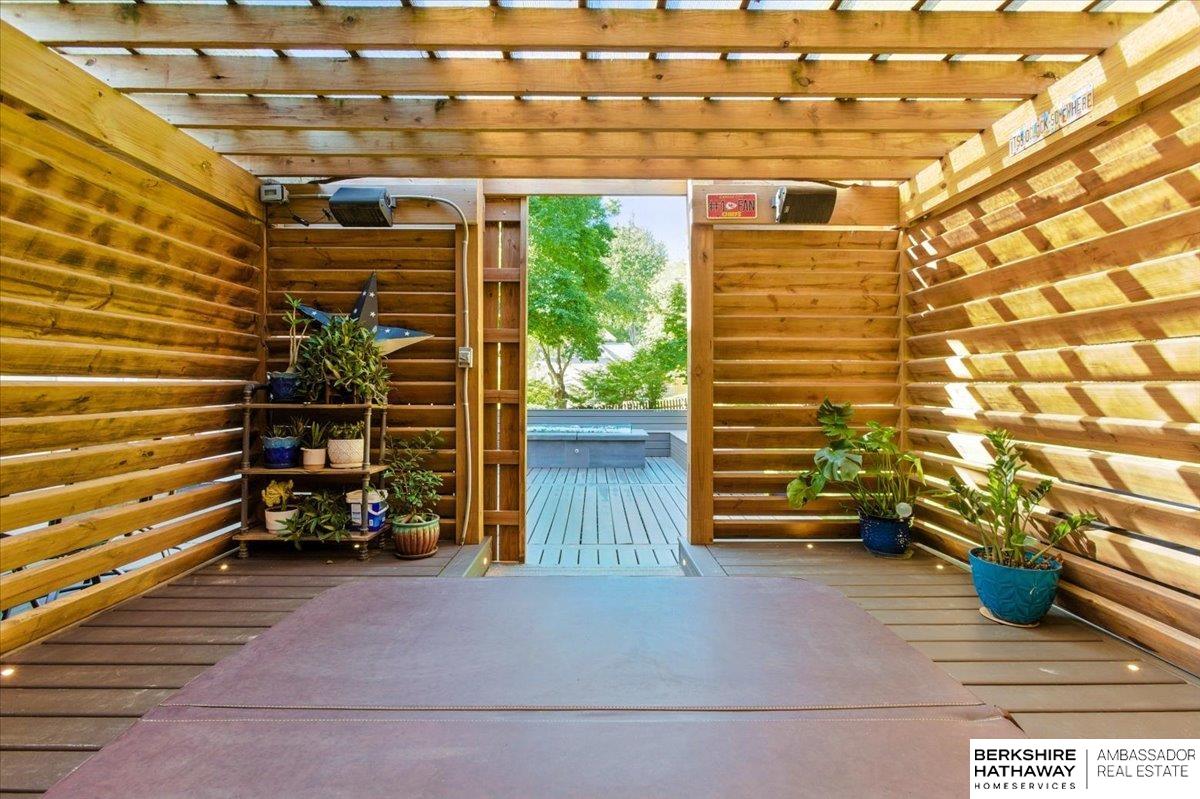 Omaha, Nebraska 68184, United States, 4 Bedrooms Bedrooms, ,3 BathroomsBathrooms,Residential,Pending,154833