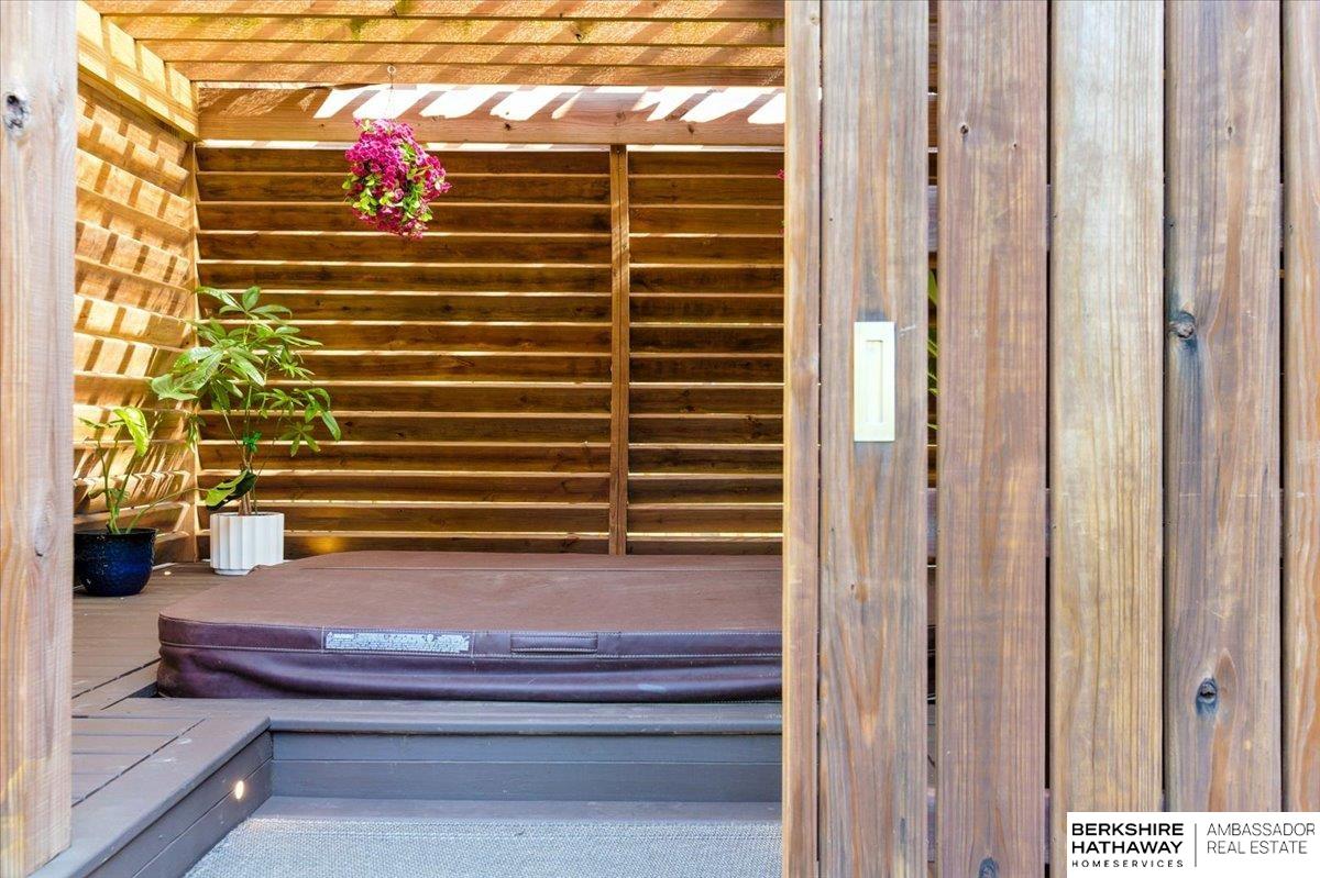 Omaha, Nebraska 68184, United States, 4 Bedrooms Bedrooms, ,3 BathroomsBathrooms,Residential,Pending,154833