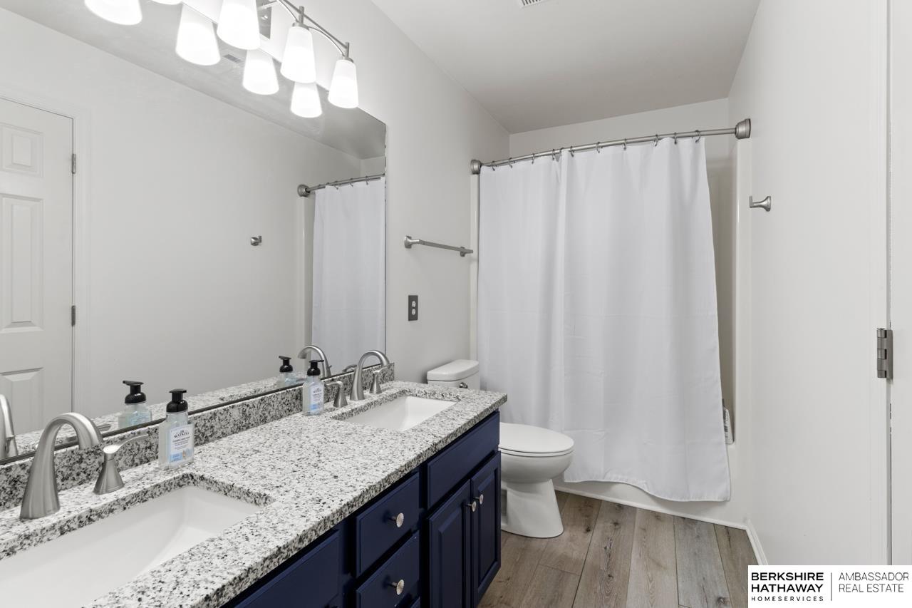 Omaha, Nebraska 68184, United States, 4 Bedrooms Bedrooms, ,3 BathroomsBathrooms,Residential,Pending,154833