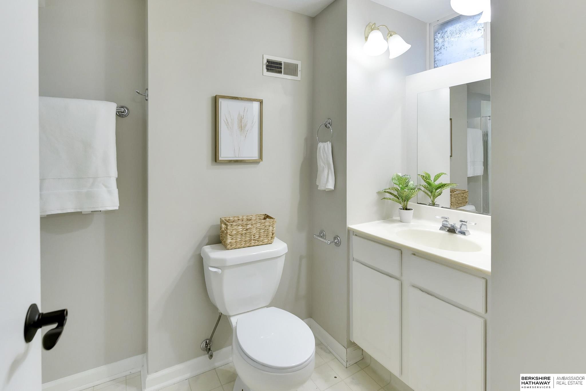 Omaha, Nebraska 68124, United States, 3 Bedrooms Bedrooms, ,2 BathroomsBathrooms,Residential,Active,122788