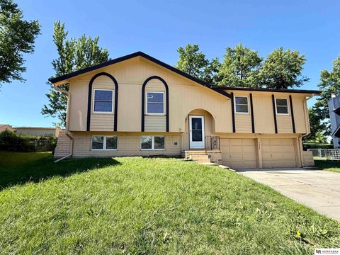 Photo of 5906 N 110th Circle, Omaha, NE 68164 (MLS # 22621238)