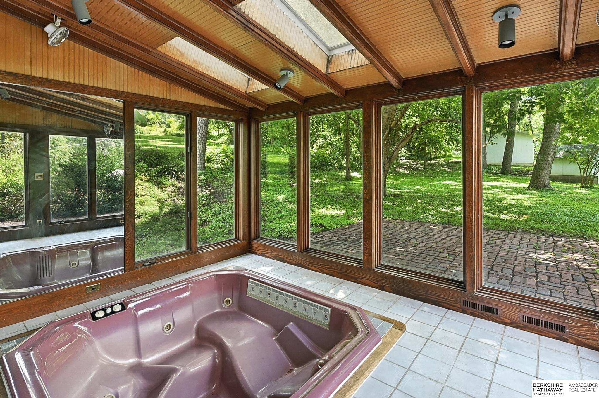 Omaha, Nebraska 68122, United States, 4 Bedrooms Bedrooms, ,3 BathroomsBathrooms,Residential,Active,196205