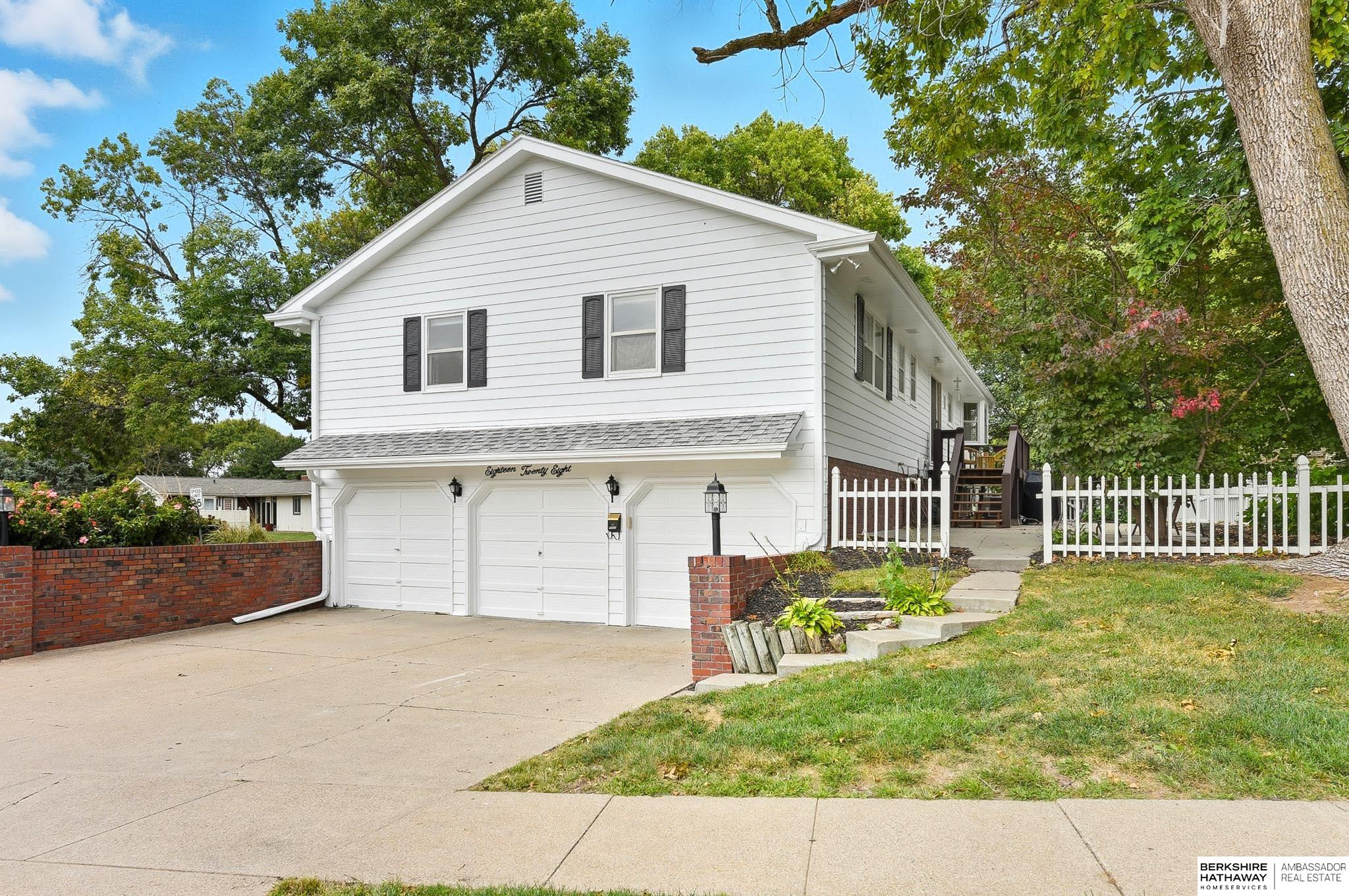 Omaha, Nebraska 68144, United States, 3 Bedrooms Bedrooms, ,3 BathroomsBathrooms,Residential,Pending,217121