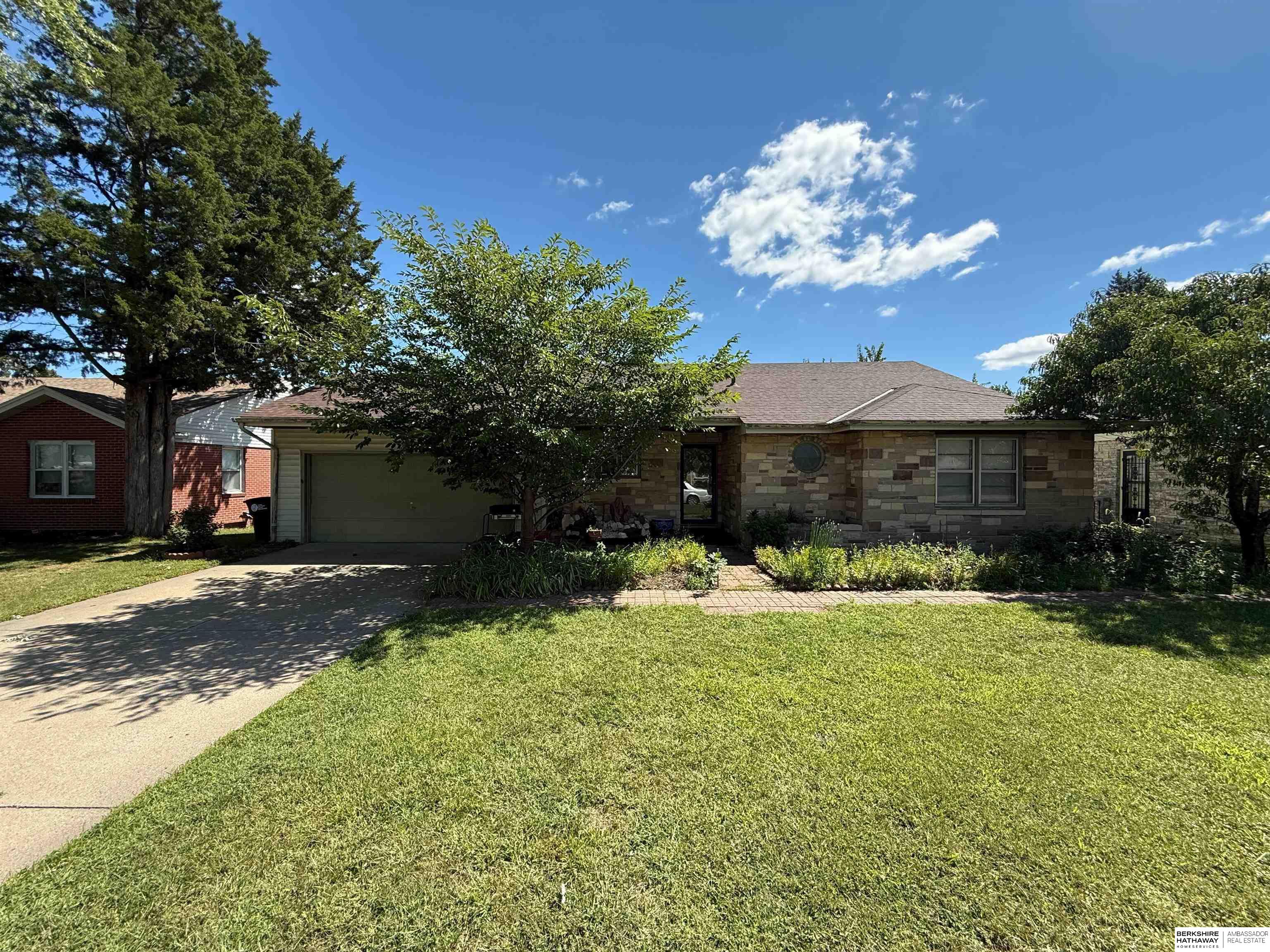 Omaha, Nebraska 68114, United States, 3 Bedrooms Bedrooms, ,2 BathroomsBathrooms,Residential,Pending,197770