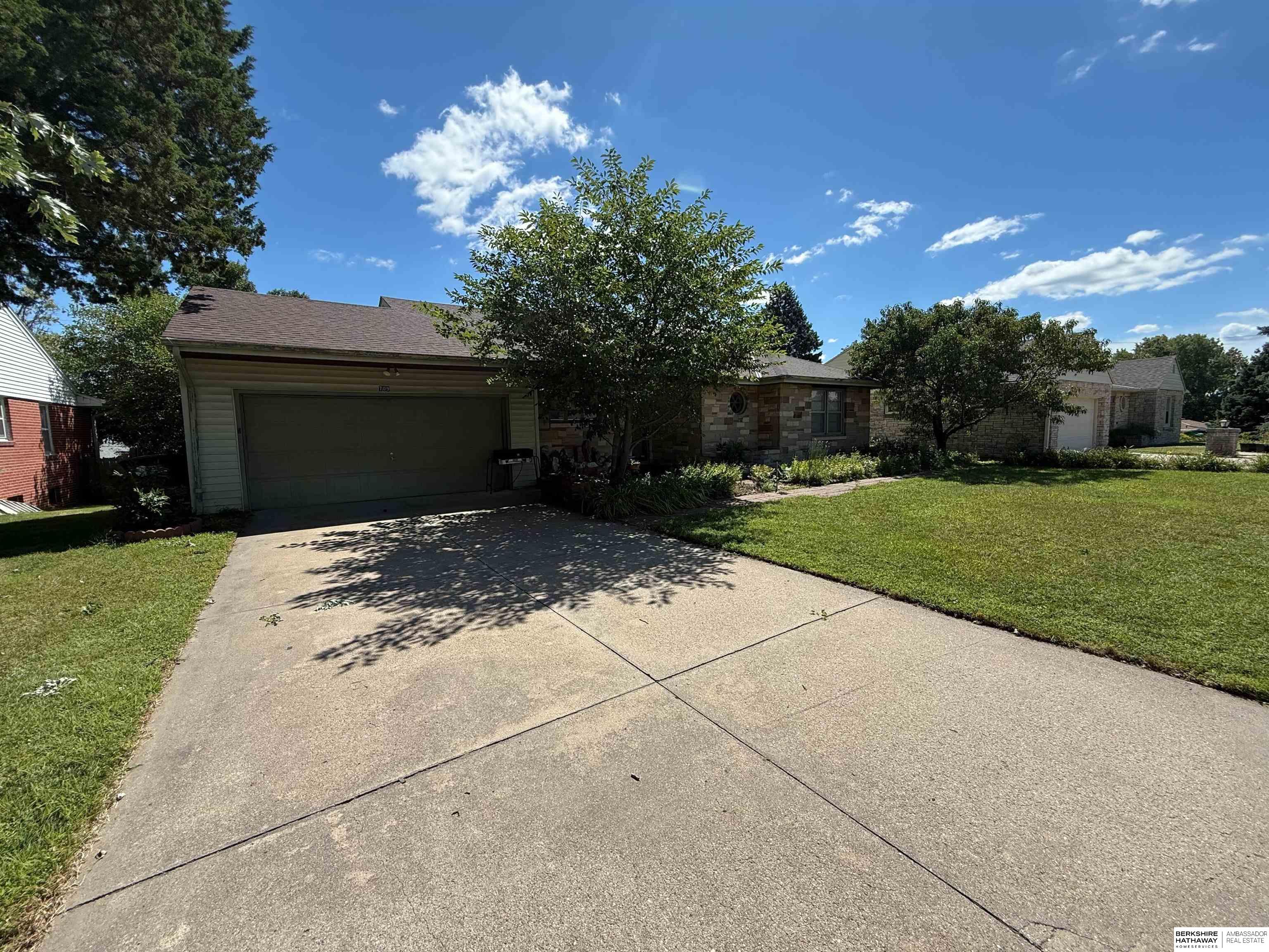 Omaha, Nebraska 68114, United States, 3 Bedrooms Bedrooms, ,2 BathroomsBathrooms,Residential,Pending,197770