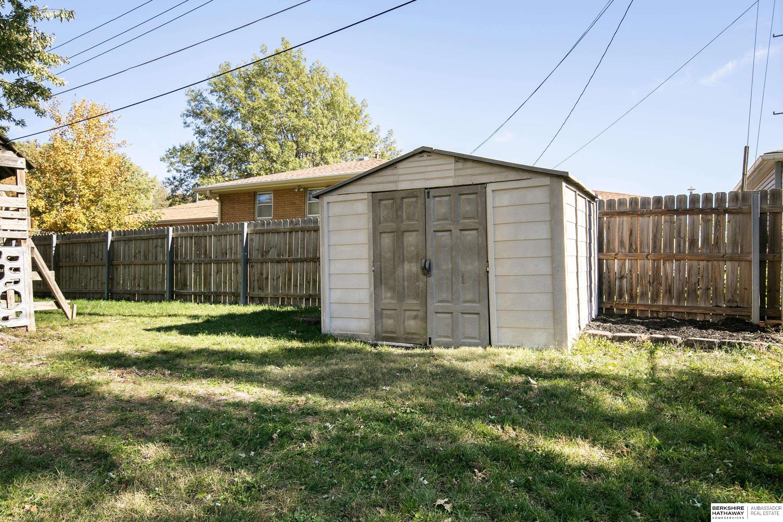 Lincoln, Nebraska 68505, United States, 4 Bedrooms Bedrooms, ,2 BathroomsBathrooms,Residential,Active,242233