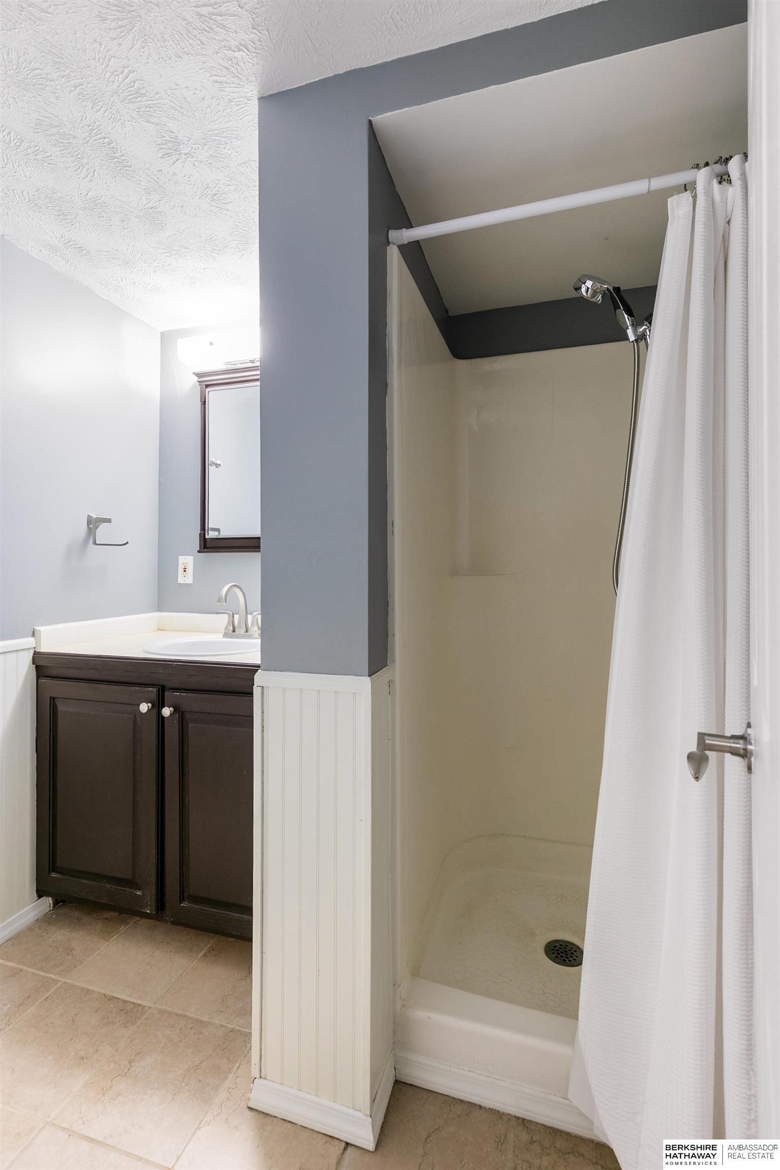 Lincoln, Nebraska 68505, United States, 4 Bedrooms Bedrooms, ,2 BathroomsBathrooms,Residential,Active,242233