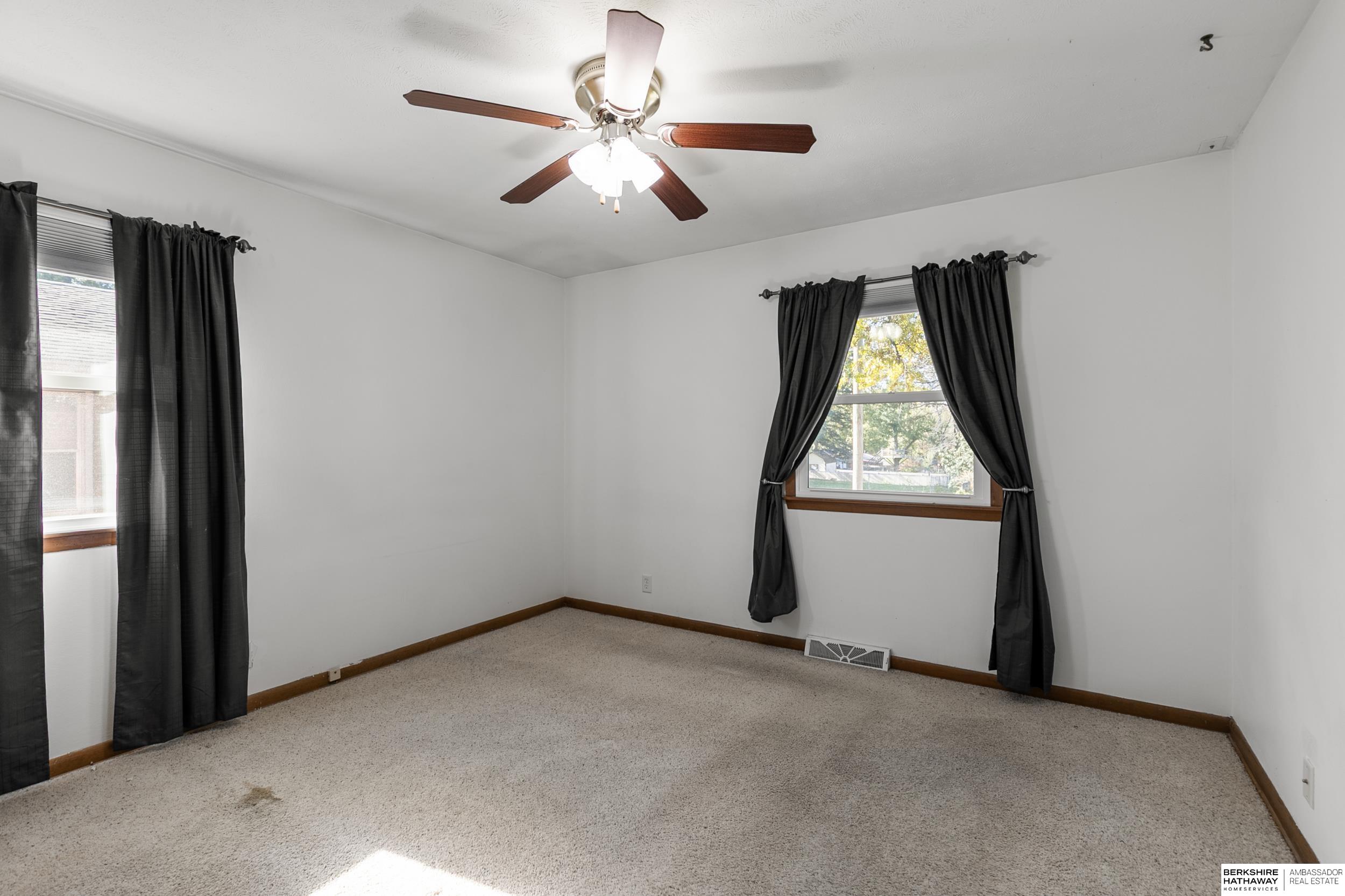 Lincoln, Nebraska 68505, United States, 4 Bedrooms Bedrooms, ,2 BathroomsBathrooms,Residential,Active,242233