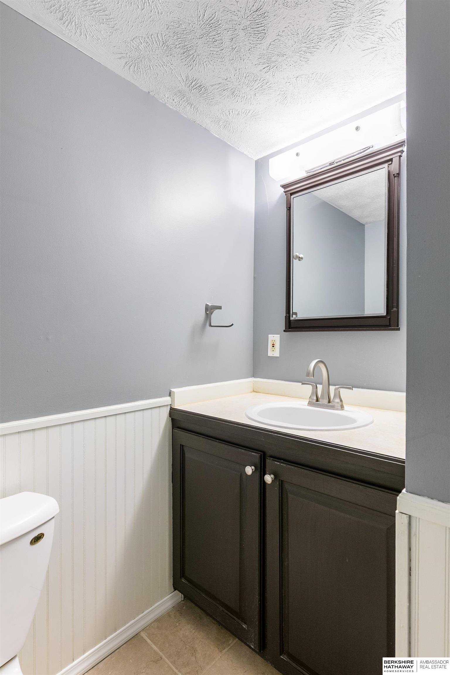 Lincoln, Nebraska 68505, United States, 4 Bedrooms Bedrooms, ,2 BathroomsBathrooms,Residential,Active,242233