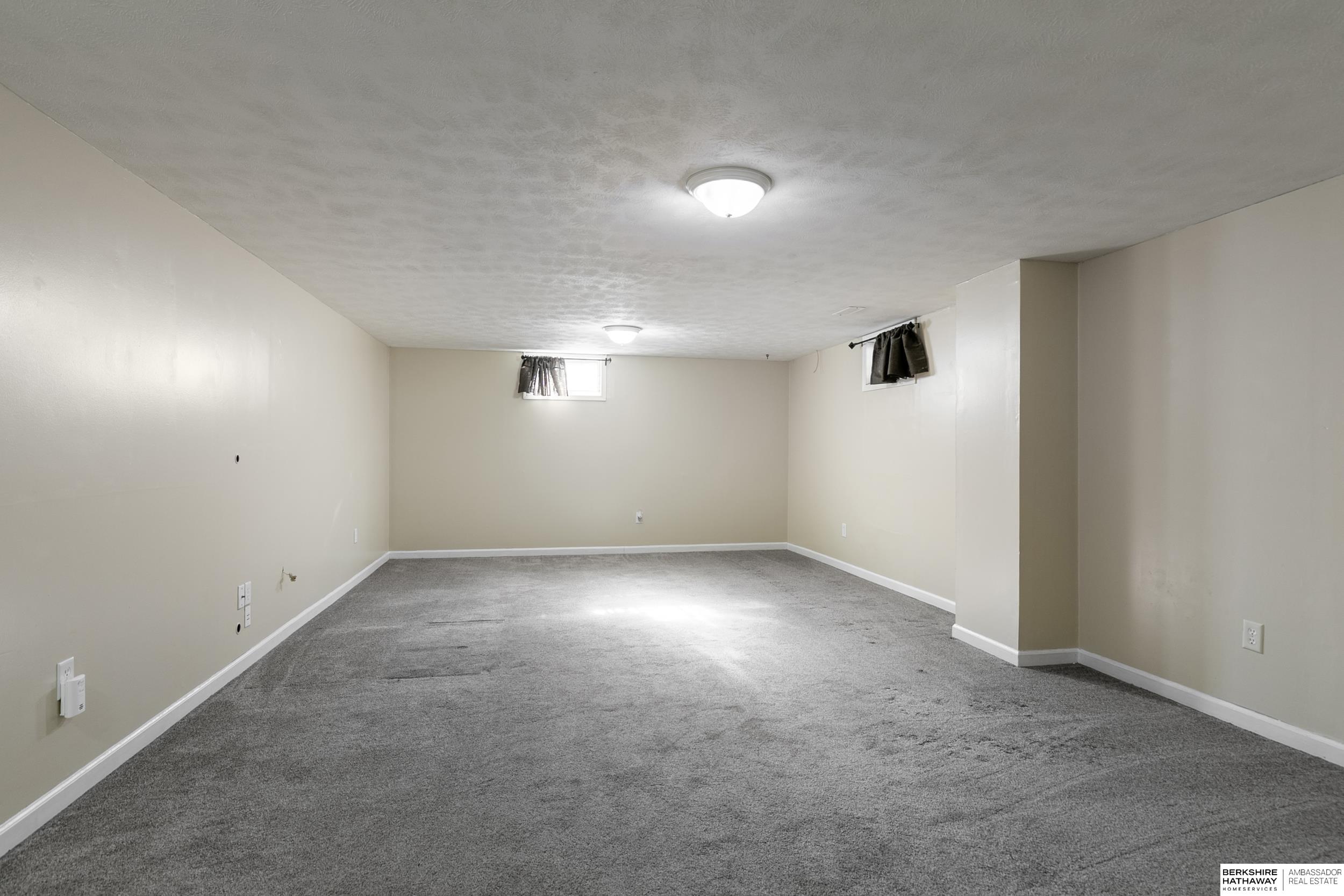 Lincoln, Nebraska 68505, United States, 4 Bedrooms Bedrooms, ,2 BathroomsBathrooms,Residential,Active,242233