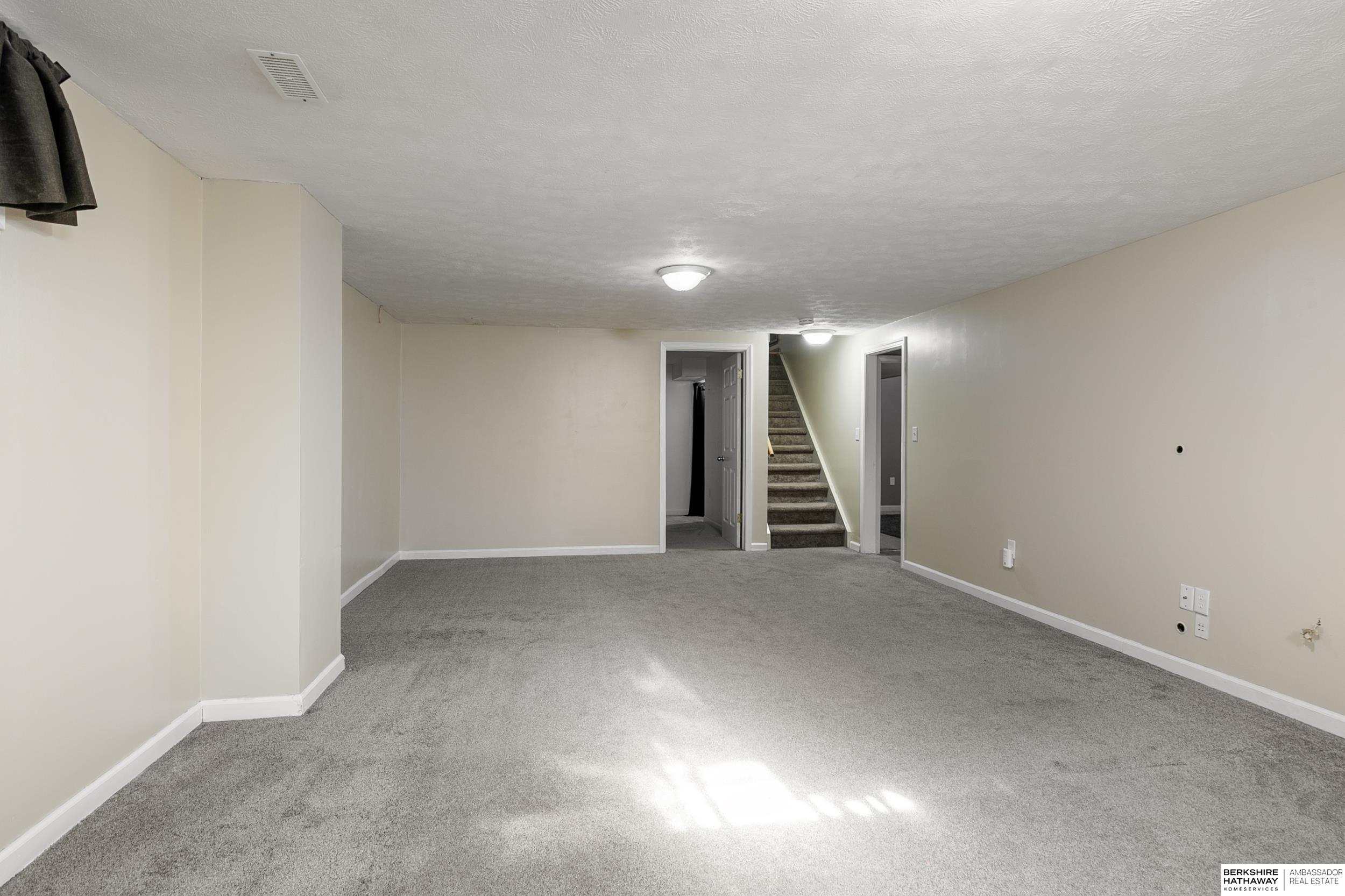 Lincoln, Nebraska 68505, United States, 4 Bedrooms Bedrooms, ,2 BathroomsBathrooms,Residential,Active,242233