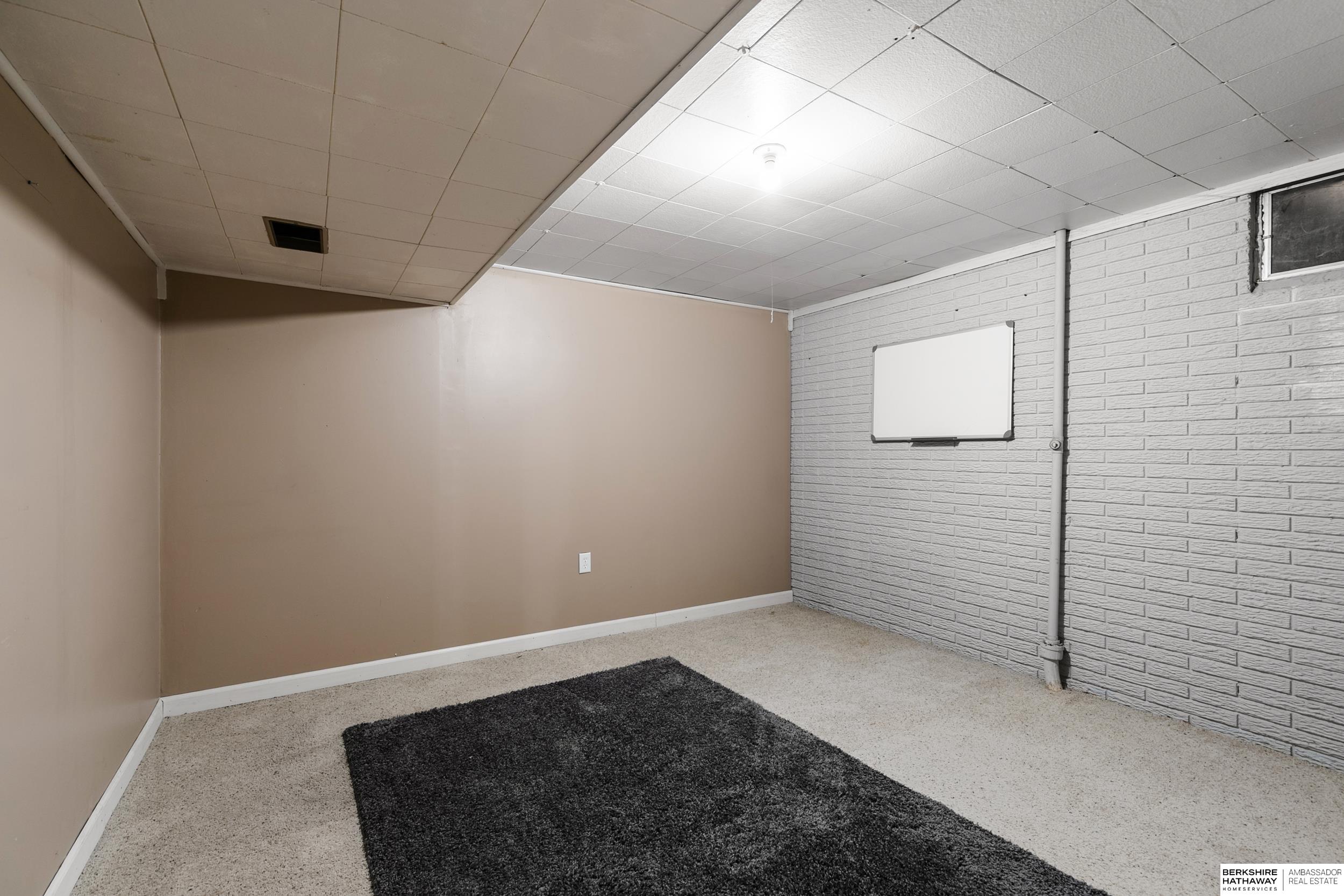 Lincoln, Nebraska 68505, United States, 4 Bedrooms Bedrooms, ,2 BathroomsBathrooms,Residential,Active,242233