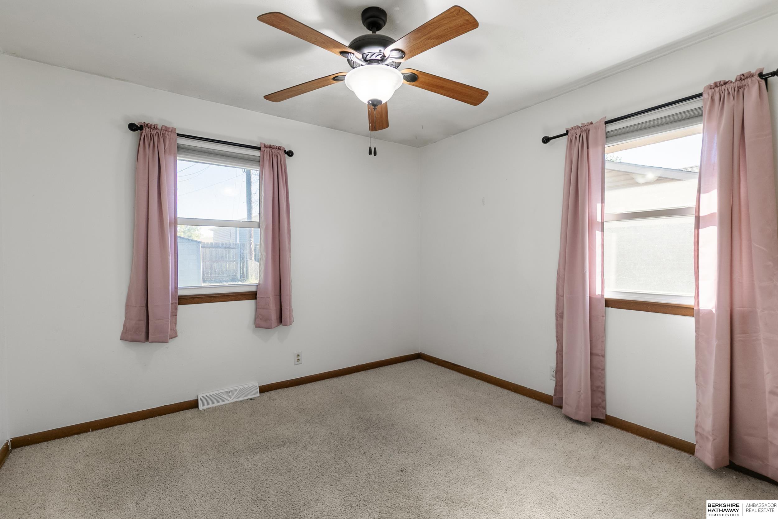 Lincoln, Nebraska 68505, United States, 4 Bedrooms Bedrooms, ,2 BathroomsBathrooms,Residential,Active,242233