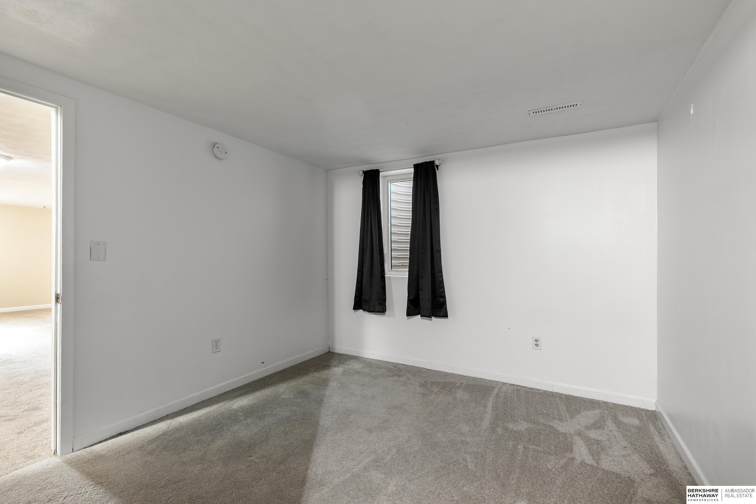 Lincoln, Nebraska 68505, United States, 4 Bedrooms Bedrooms, ,2 BathroomsBathrooms,Residential,Active,242233