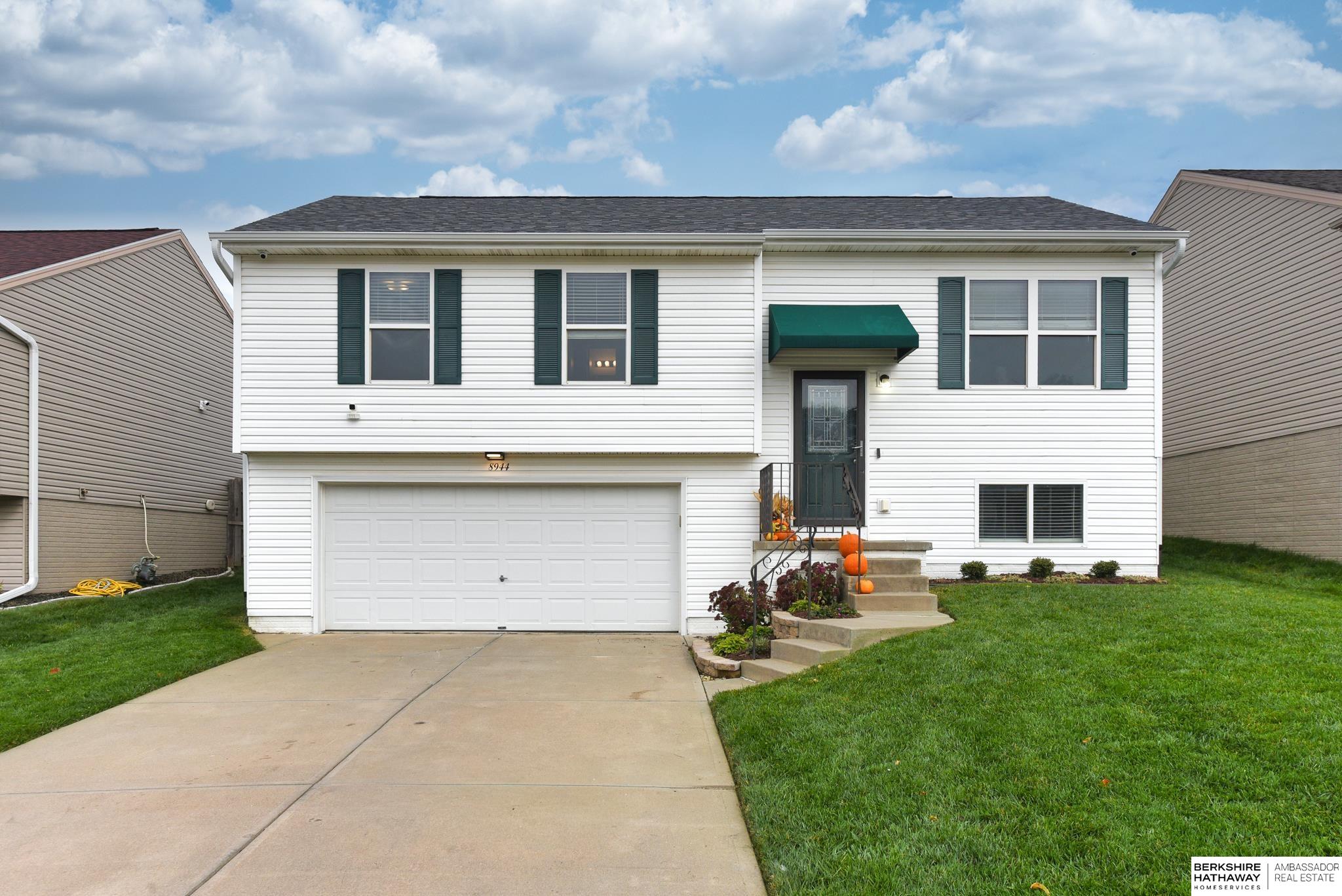 Omaha, Nebraska 68122, United States, 3 Bedrooms Bedrooms, ,2 BathroomsBathrooms,Residential,Active,254644