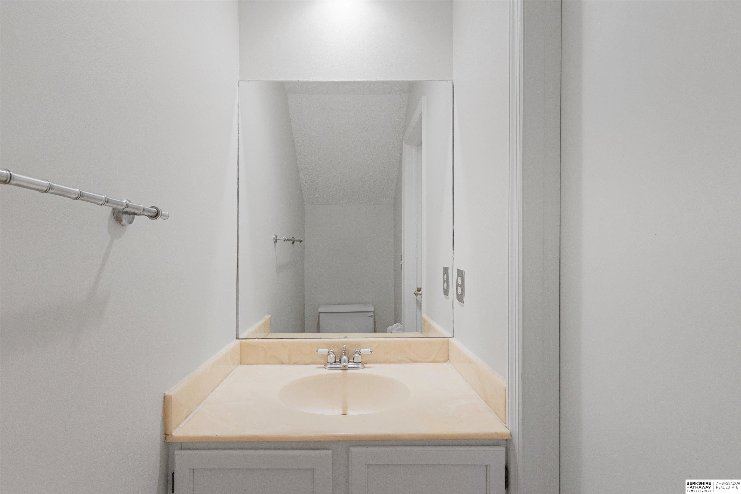 Omaha, Nebraska 68131, United States, 2 Bedrooms Bedrooms, ,2 BathroomsBathrooms,Residential,Active,251512