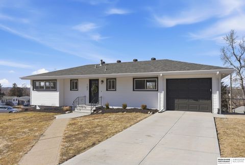 Photo of 102 Crestridge Drive, Bellevue, NE 68005 (MLS # 22604330)