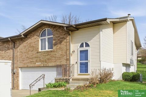 Photo of 15522 Burdette Street, Omaha, NE 68116 (MLS # 22612511)