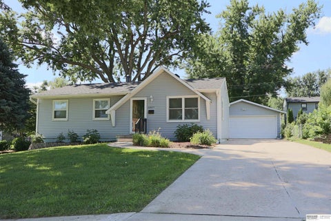 Photo of 12517 B Street, Omaha, NE 68144 (MLS # 22618885)